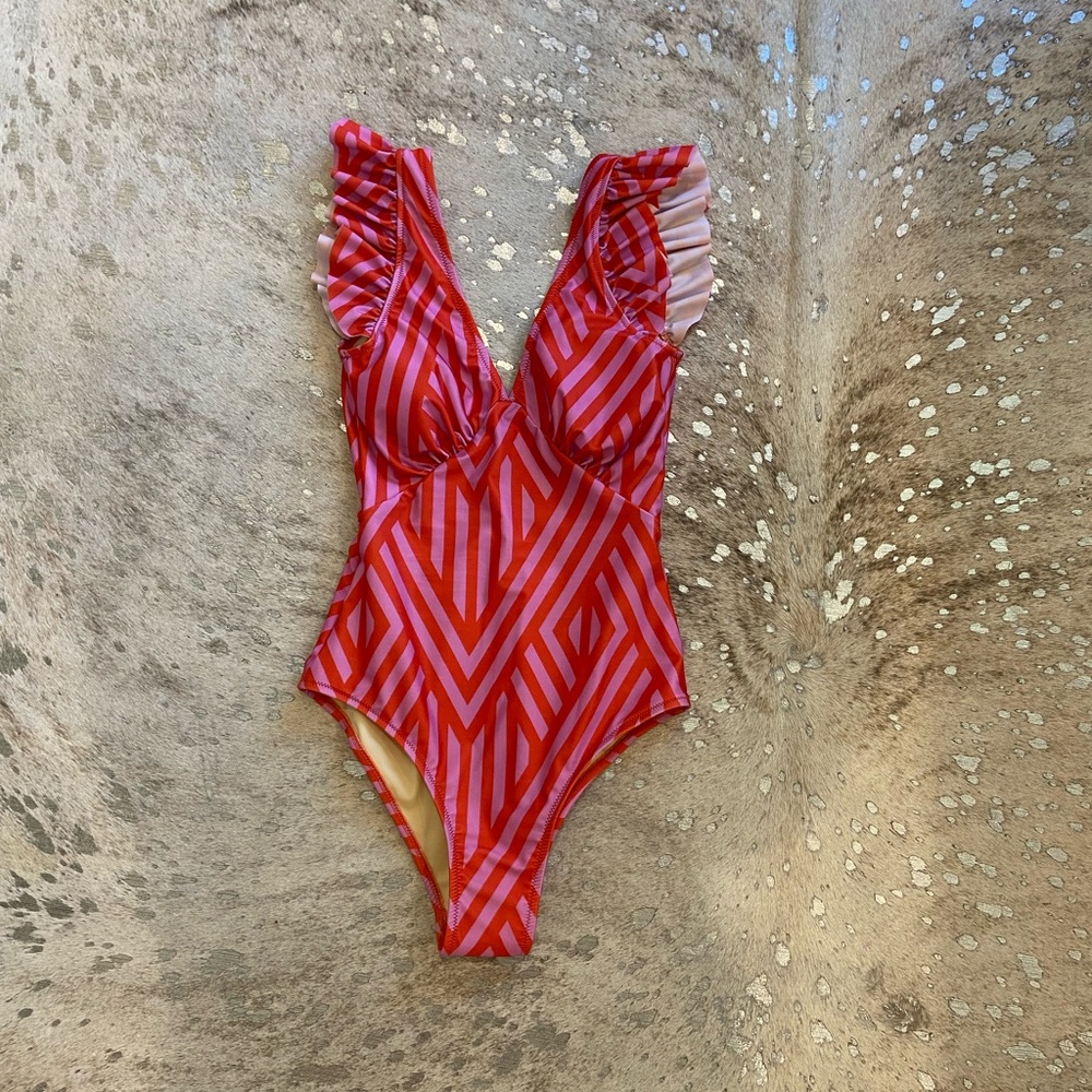 never worn averie xs swim suit! cute pattern!